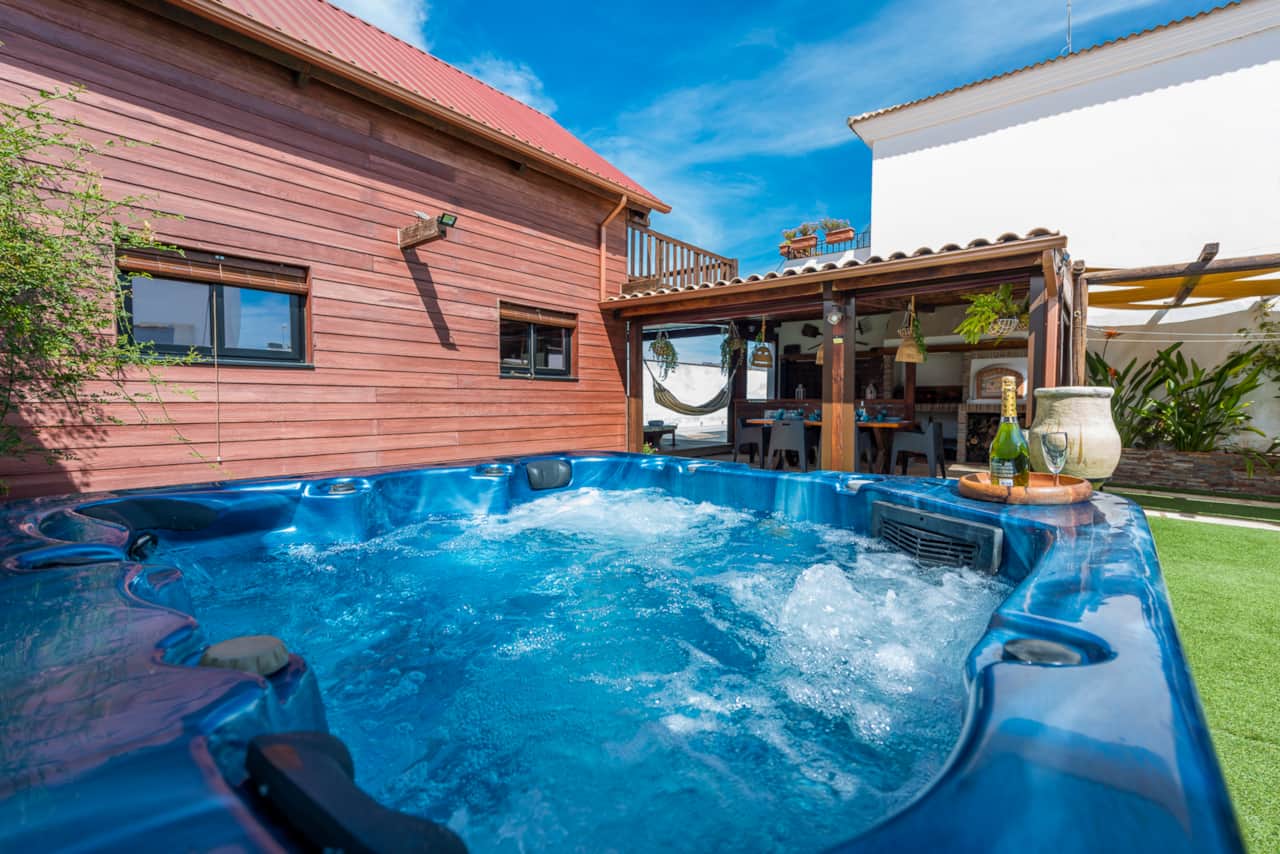 Jacuzzi para 5 personas, coste mínimo 50 € o 20 € por noche
