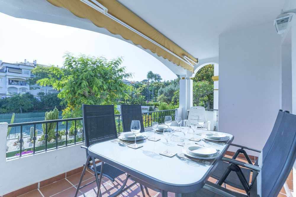 terraza comedor con orientación al Oeste con sol de tarde y vistas al jardín