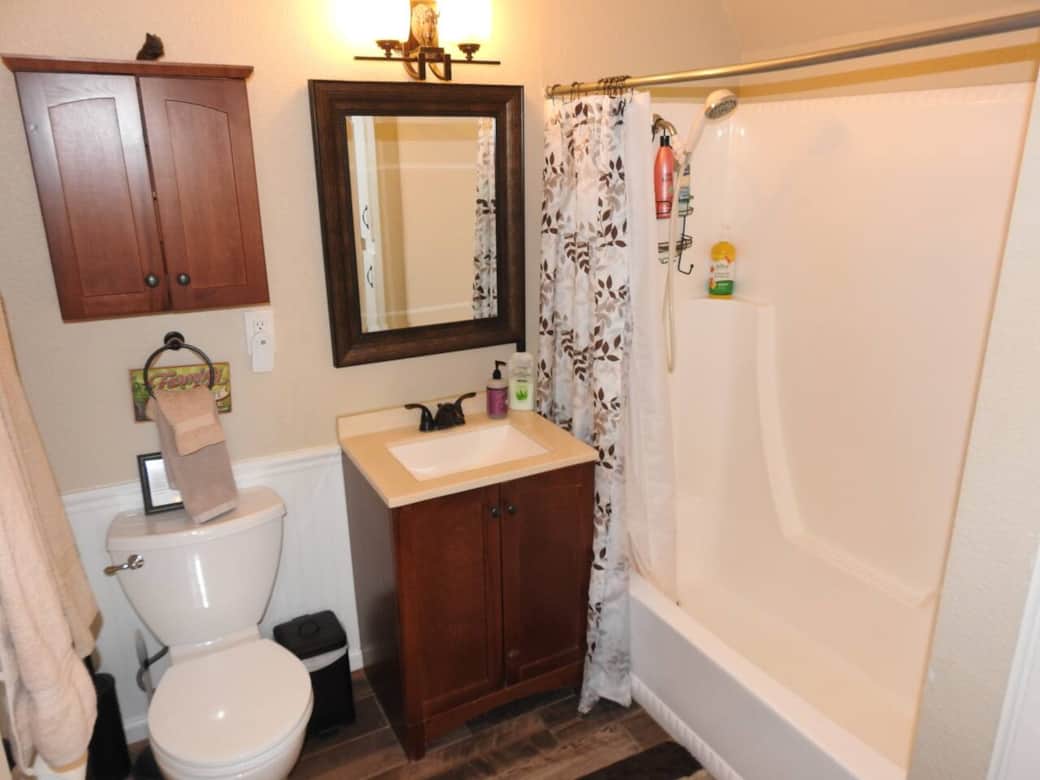 Bathroom with tub/shower