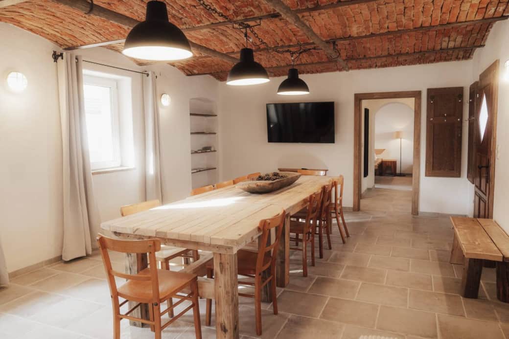 Wohnung 1 mit dem großen Tisch Wohnung 1 mit dem großen Tisch