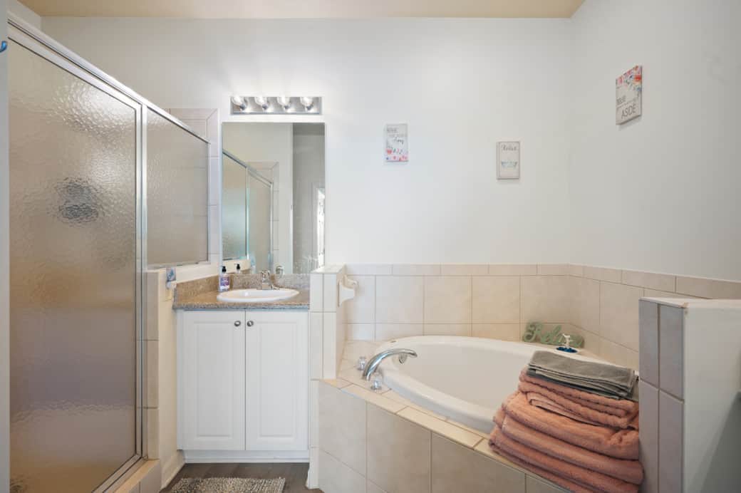 Main Bathroom Main Bathroom