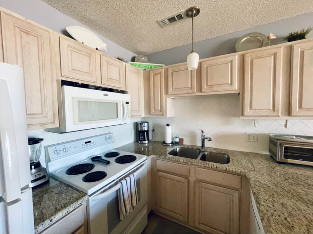 Fully equipped kitchen: blender, toaster, Keurig, regular coffee maker, and more! Fully equipped kitchen: blender, toaster, Keurig, regular coffee maker, and more!