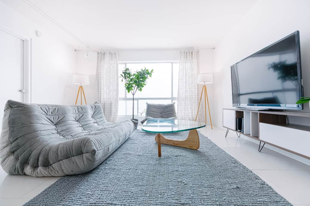 Discover the joy of a sun-drenched living room, perfect for leisure and entertainment. 