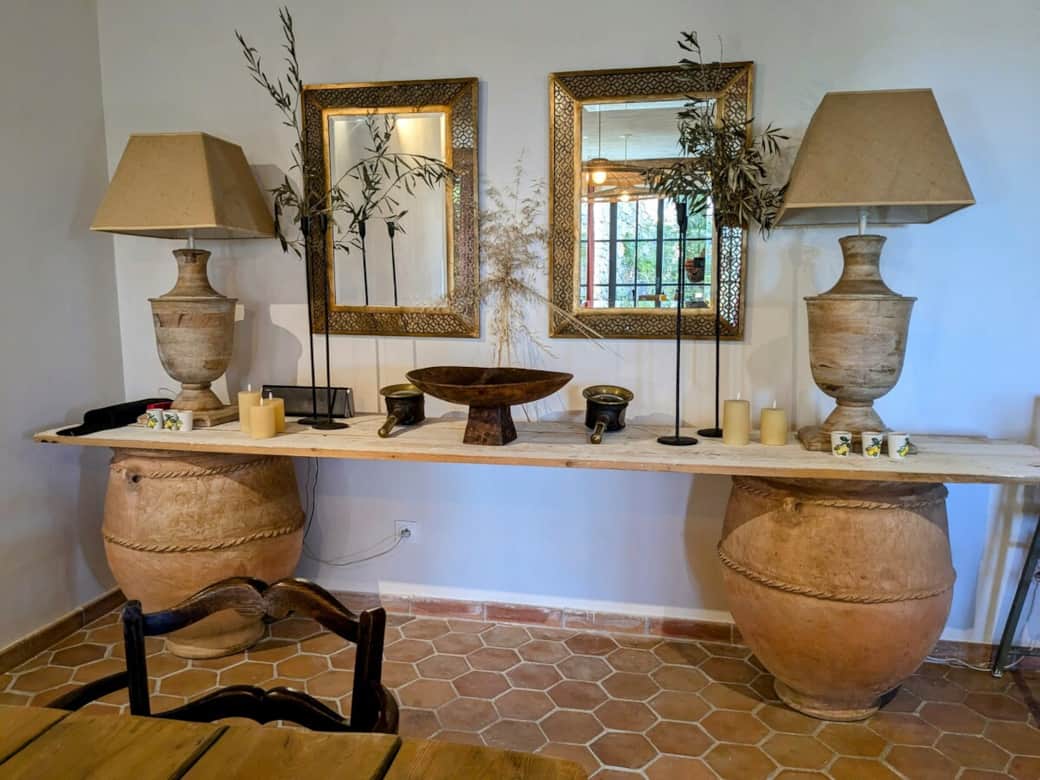 Console rustique, composée de deux grandes jarres marocaines, miroirs chinés à Marrakech et grande coupe de bois de la Medina.
Toute la mediterranée est représentée.