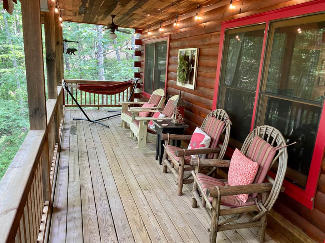 Features seating for 4 plus a hammock Features seating for 4 plus a hammock