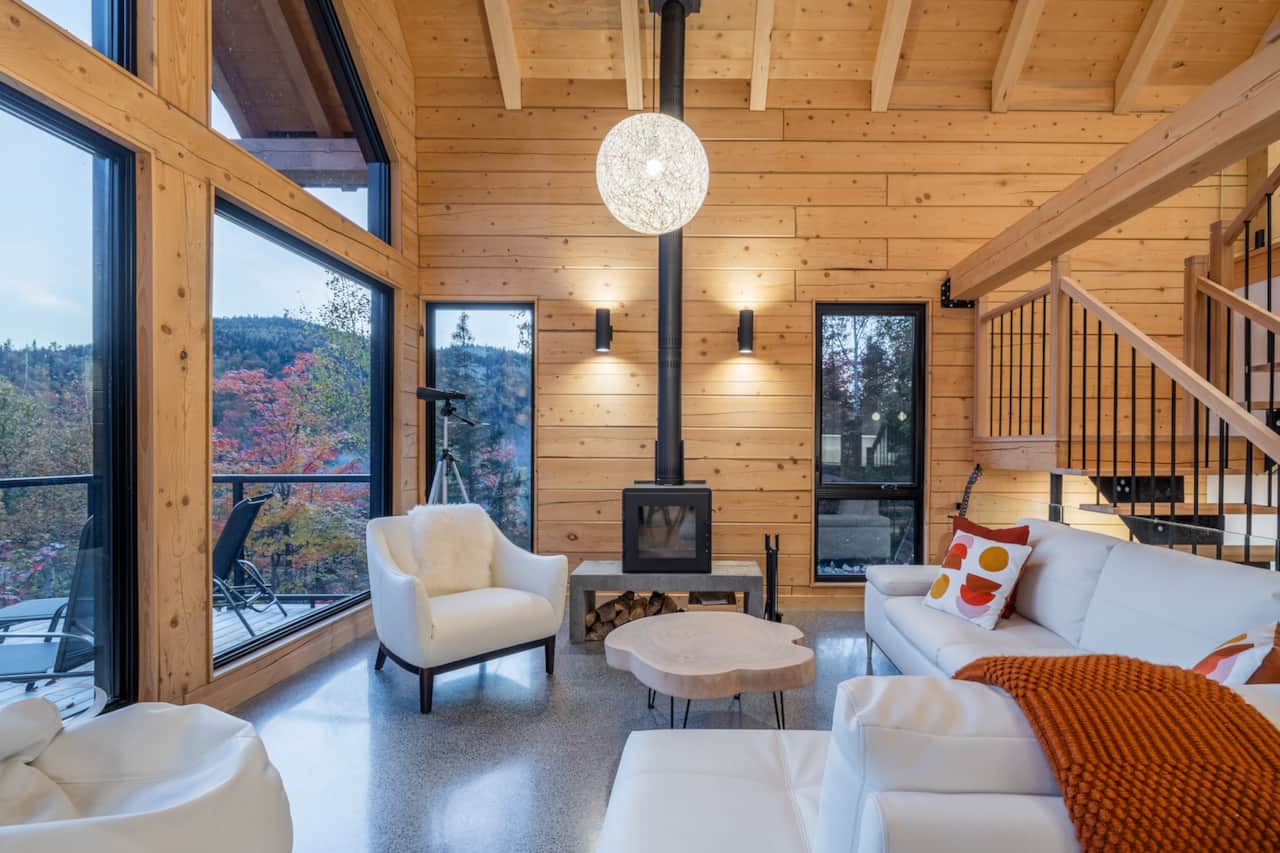 Salon avec vue panoramique et poêle à bois