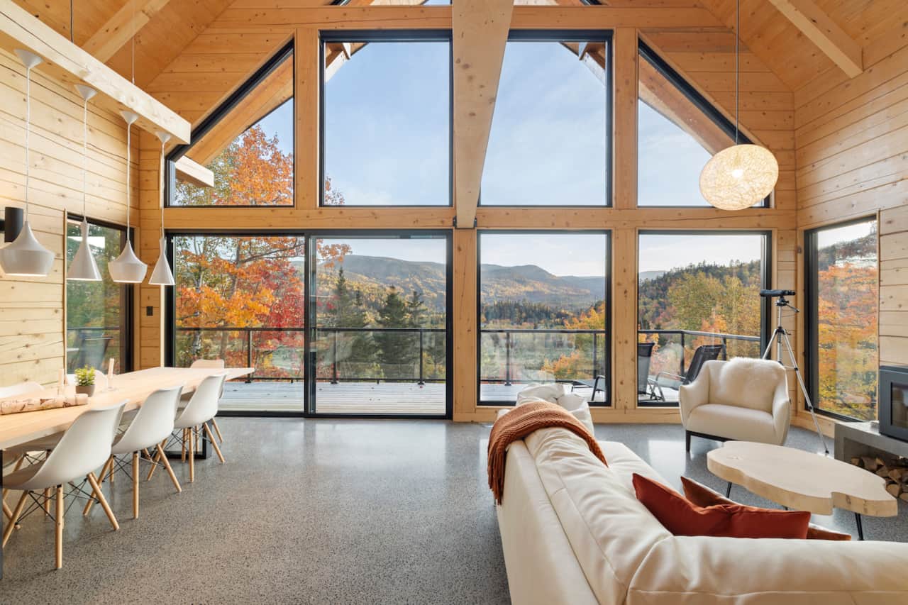 Salon et salle à manger à aire ouverte avec vue sur le Mont Edouard, grande porte-patio