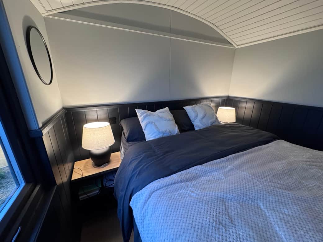Large king size bed for comfort... Large king size bed for comfort...
