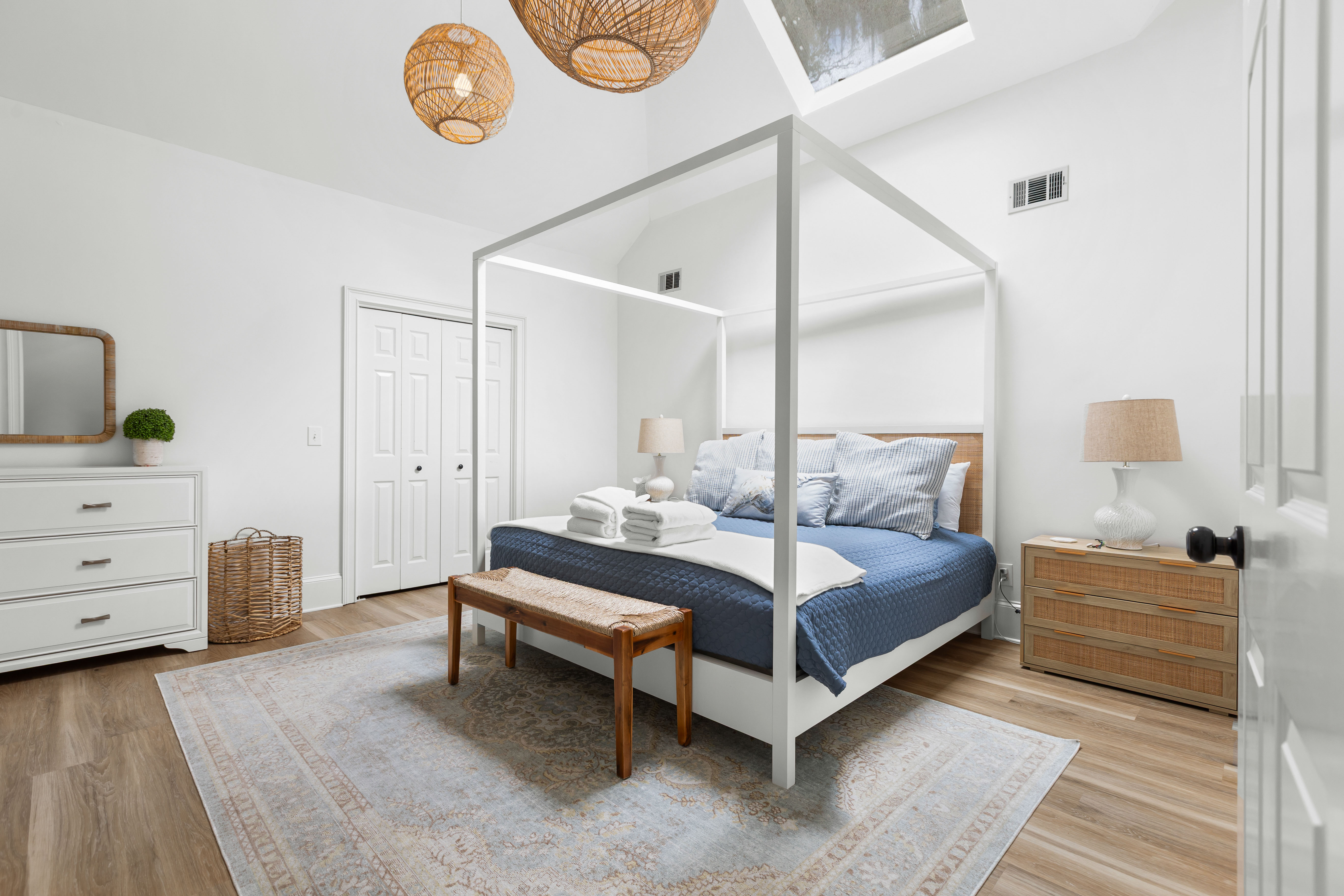 King Bedroom (Mid level)