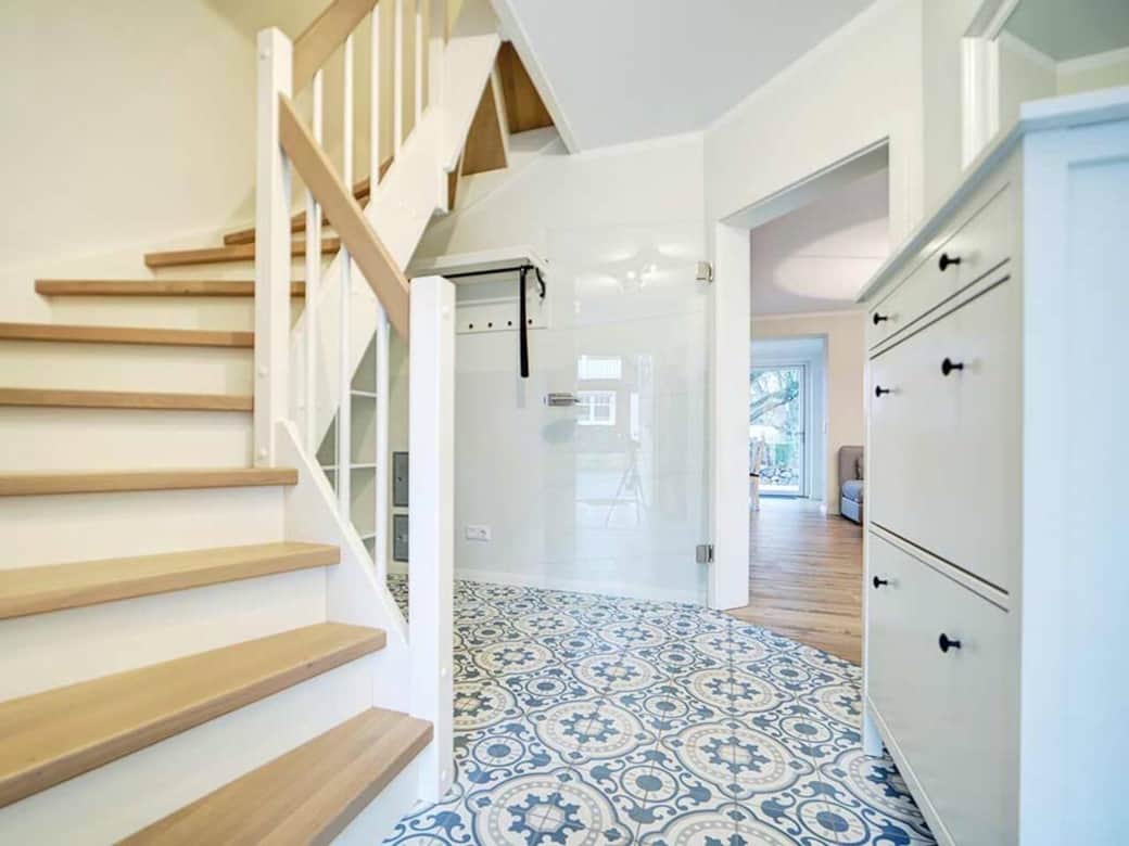 EG mit Treppenhaus und Schuhschrank