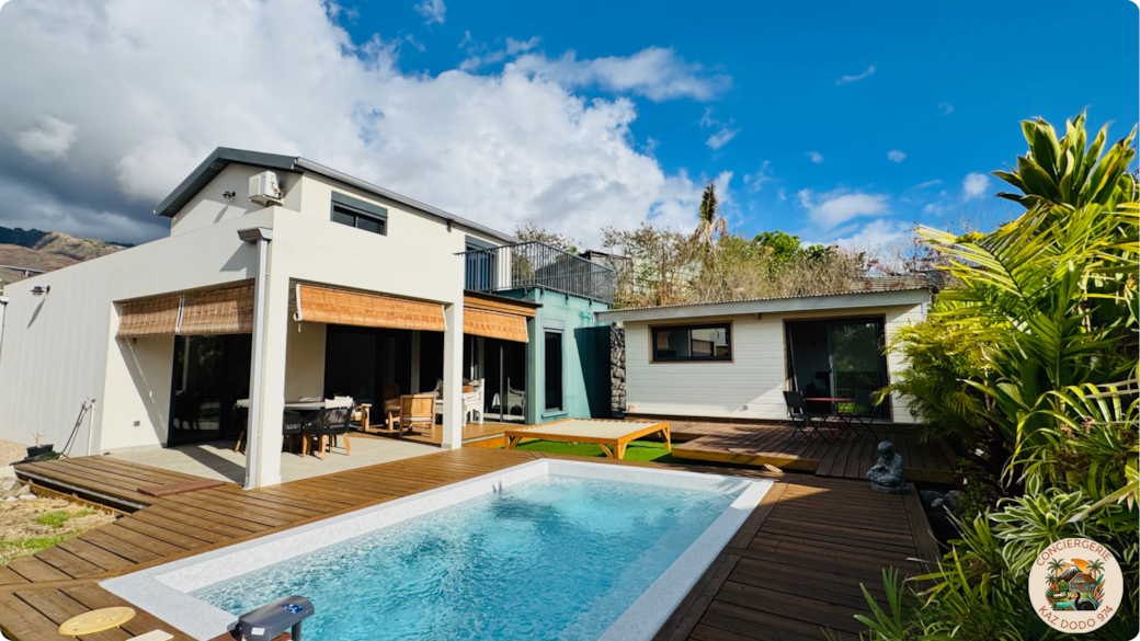 Salon de jardin donnant sur la piscine privée 