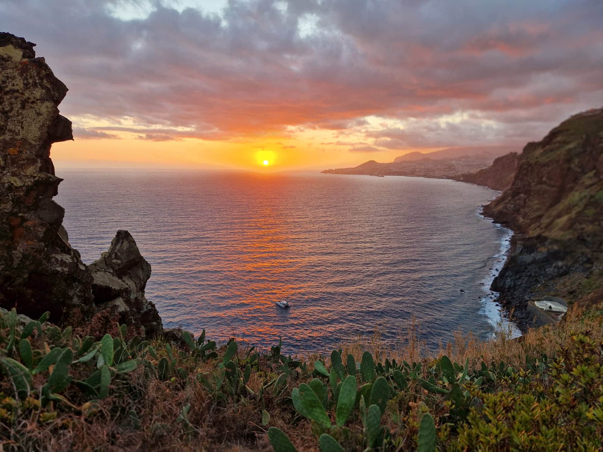 Sonnenuntergang am Cristo Rei in Garajau