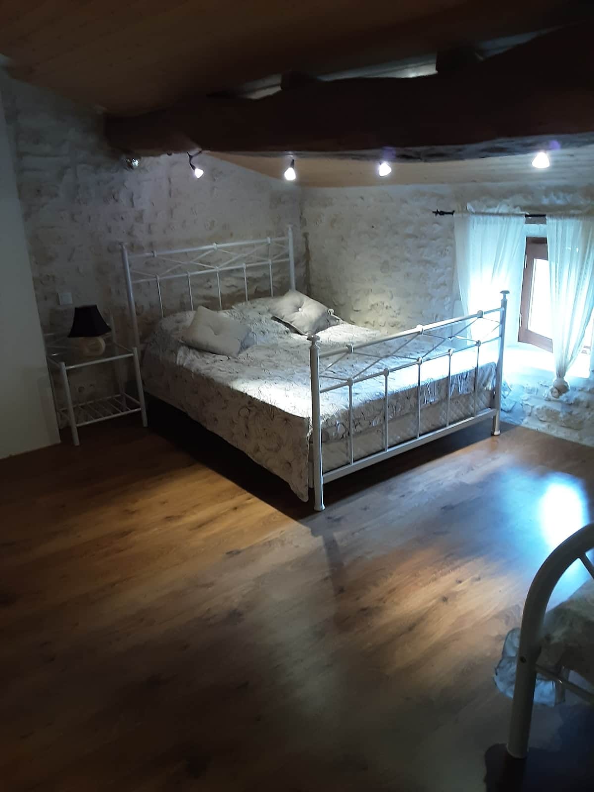 La Grande Chambre Blanche mansardée