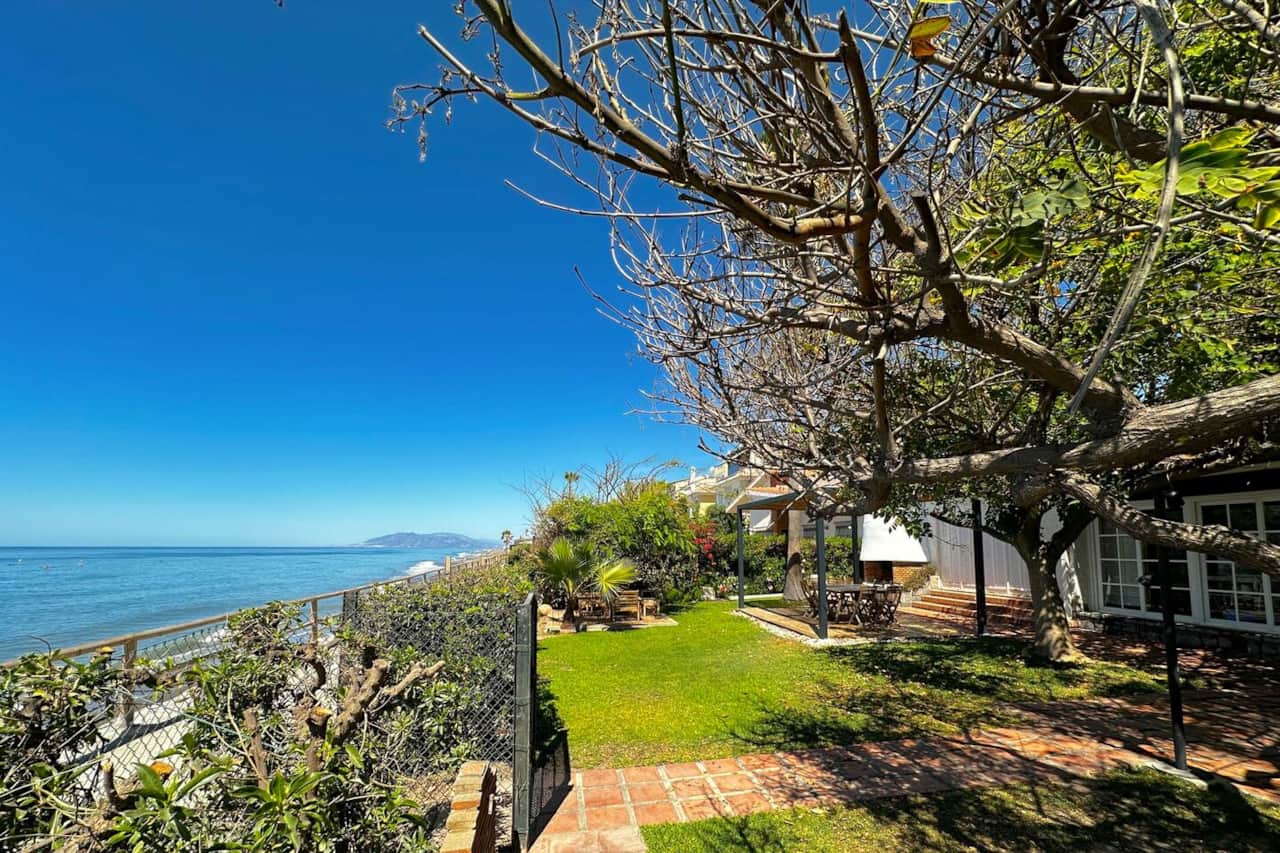 VILLA ALBORAN Beachfront House Rincón de la Victoria Málaga HOMINGBOOK