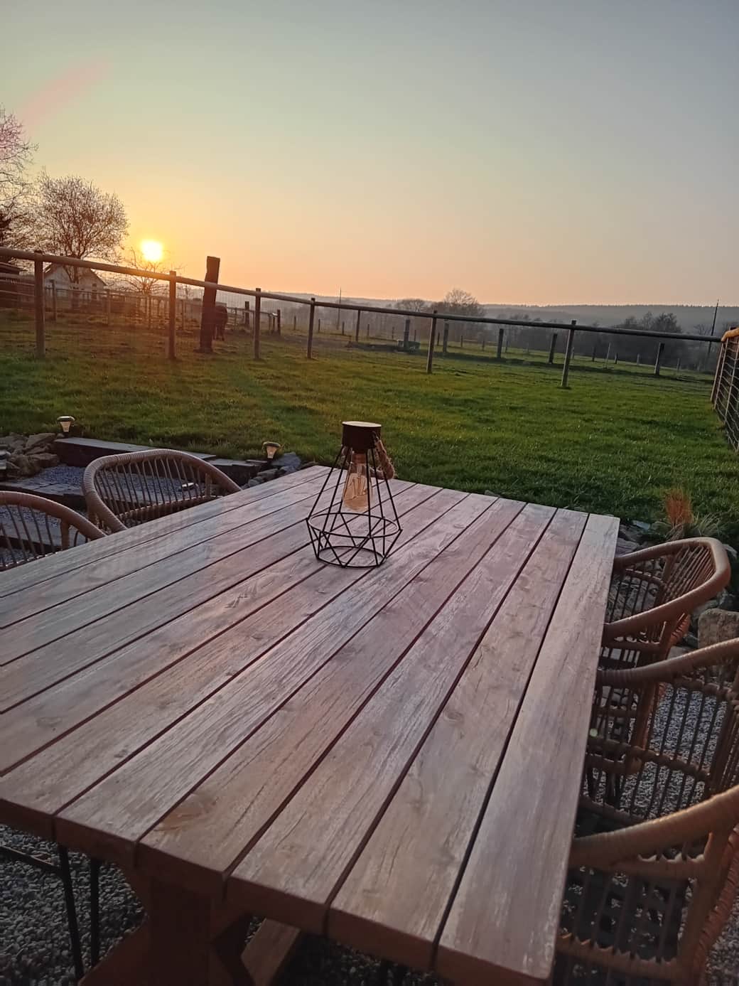 Jardin clos, table de jardin et salon de jardin pour garantir de supers déjeuners exterieurs !