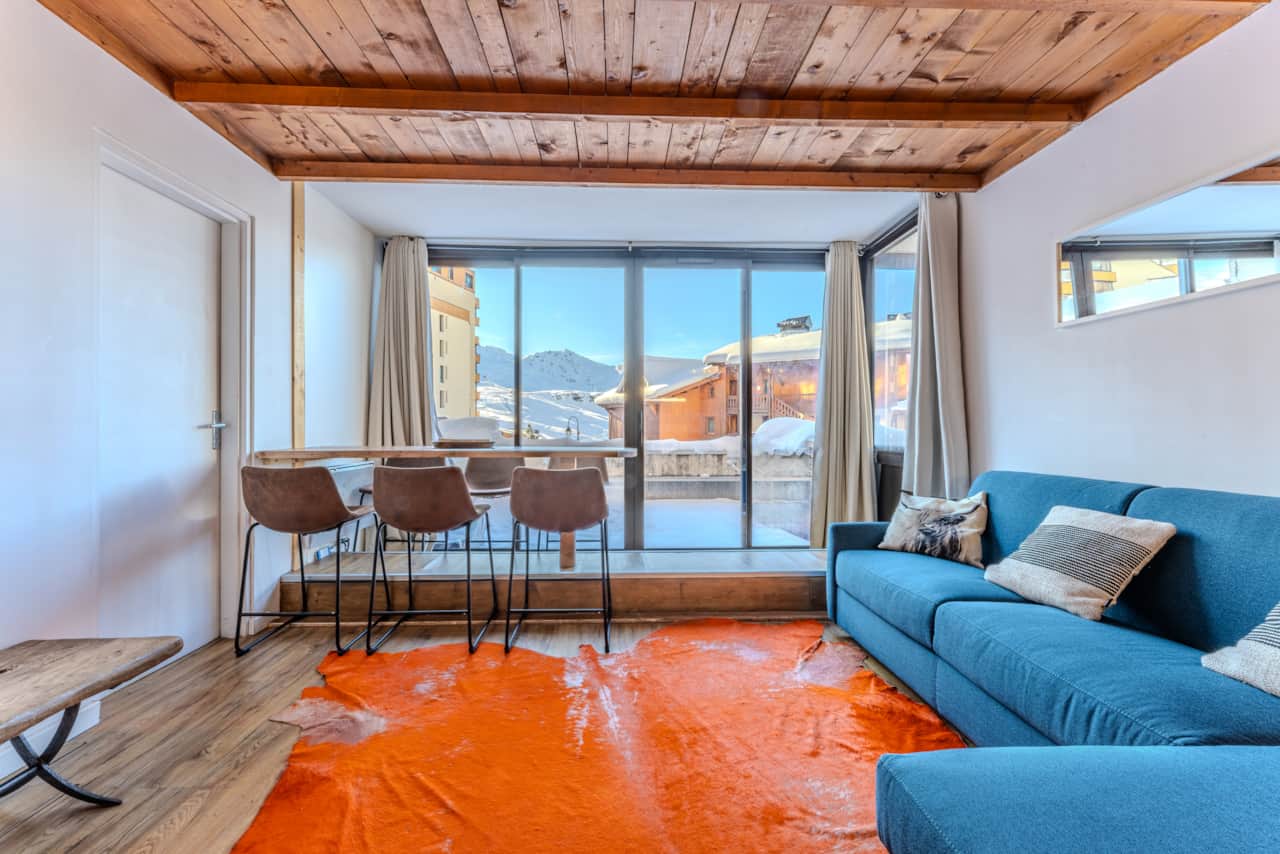 Bar face à la terrasse et aux montagnes — Lac Blanc, Val Thorens