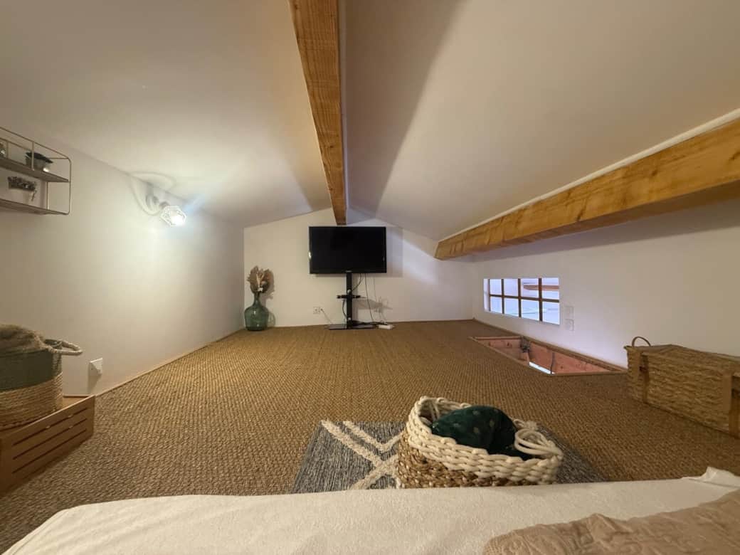 TV située dans la mezzanine, face au lit double.