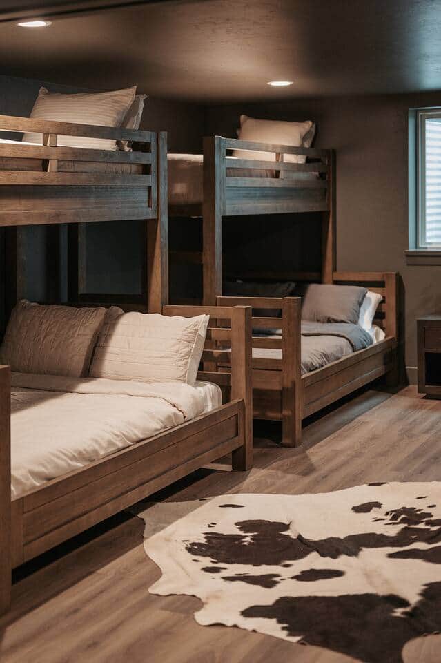 Bunk Room Basement (3 bunk beds - Singles over Queens)