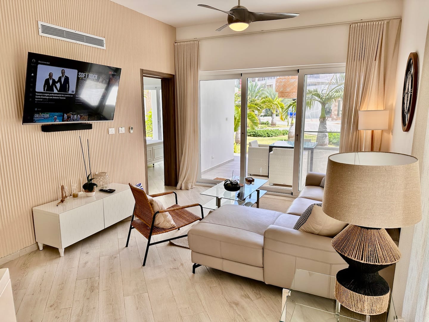 Modern condo few steps from the pool and beach photo 4