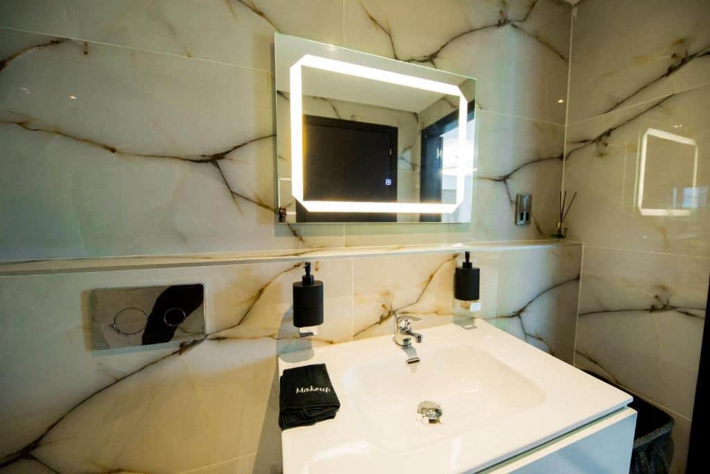 828674318 bathroom 1 bedroom