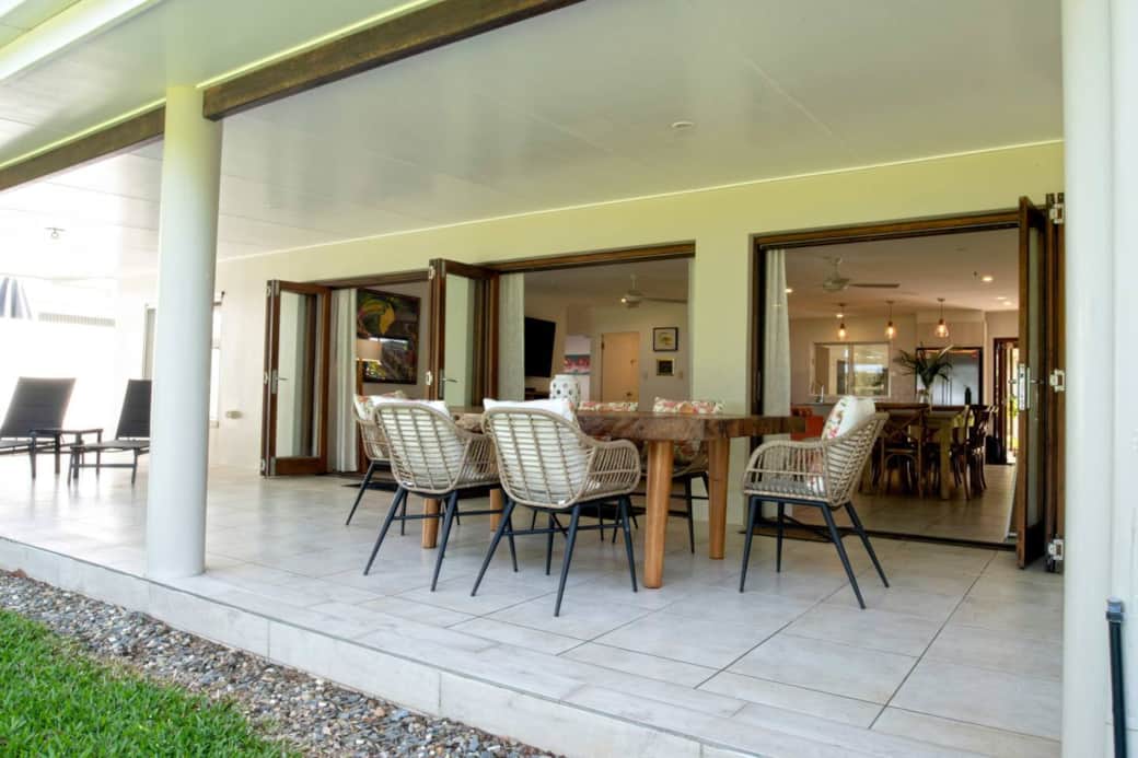 Alani - Beachfront patio with fi-fold doors throw into living area