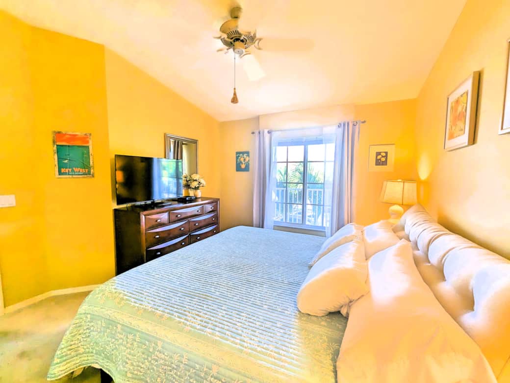King Size master bedroom w/ensuite full bathroom & TV