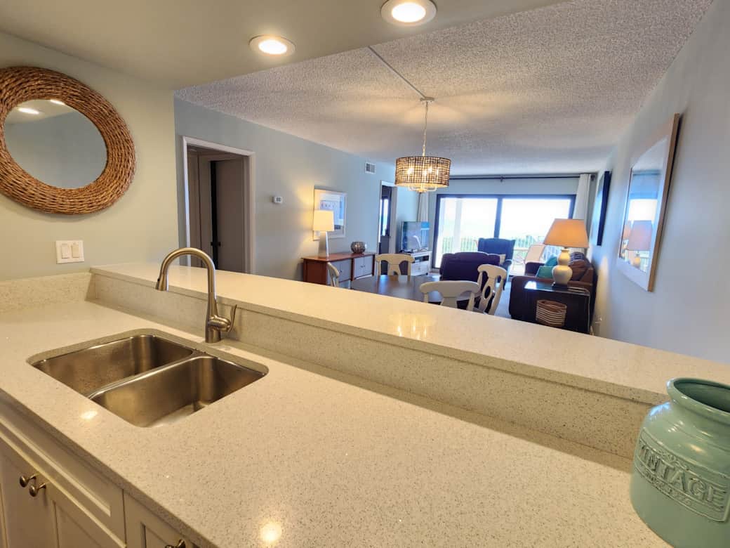 Kitchen with breakfast bar