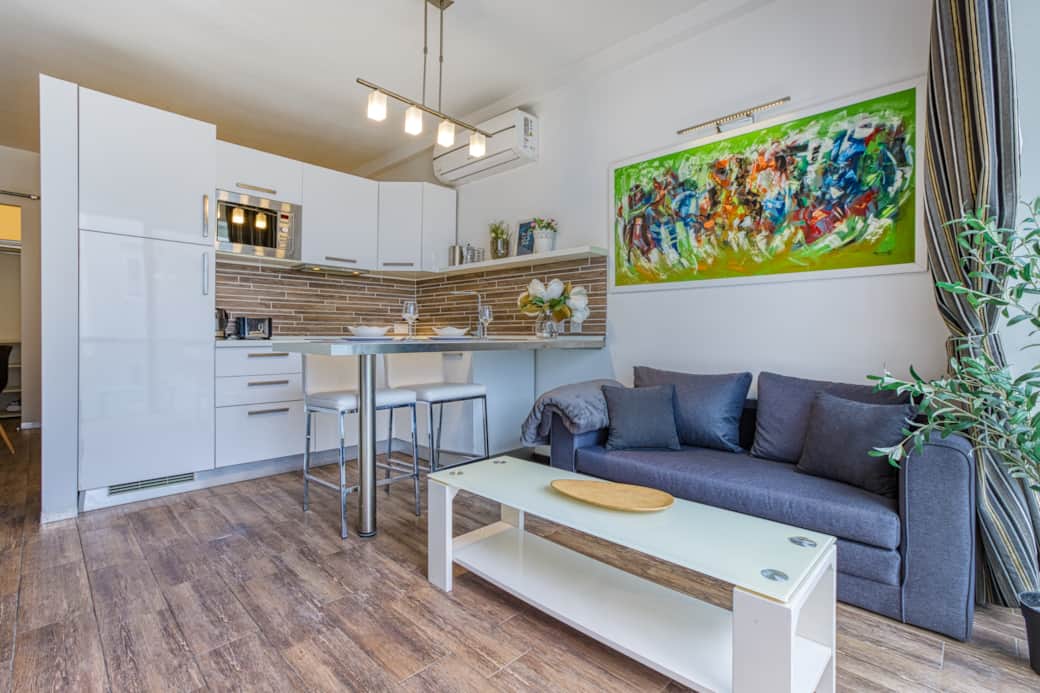 Bright open-plan studio with fully equipped kitchenette and dining space