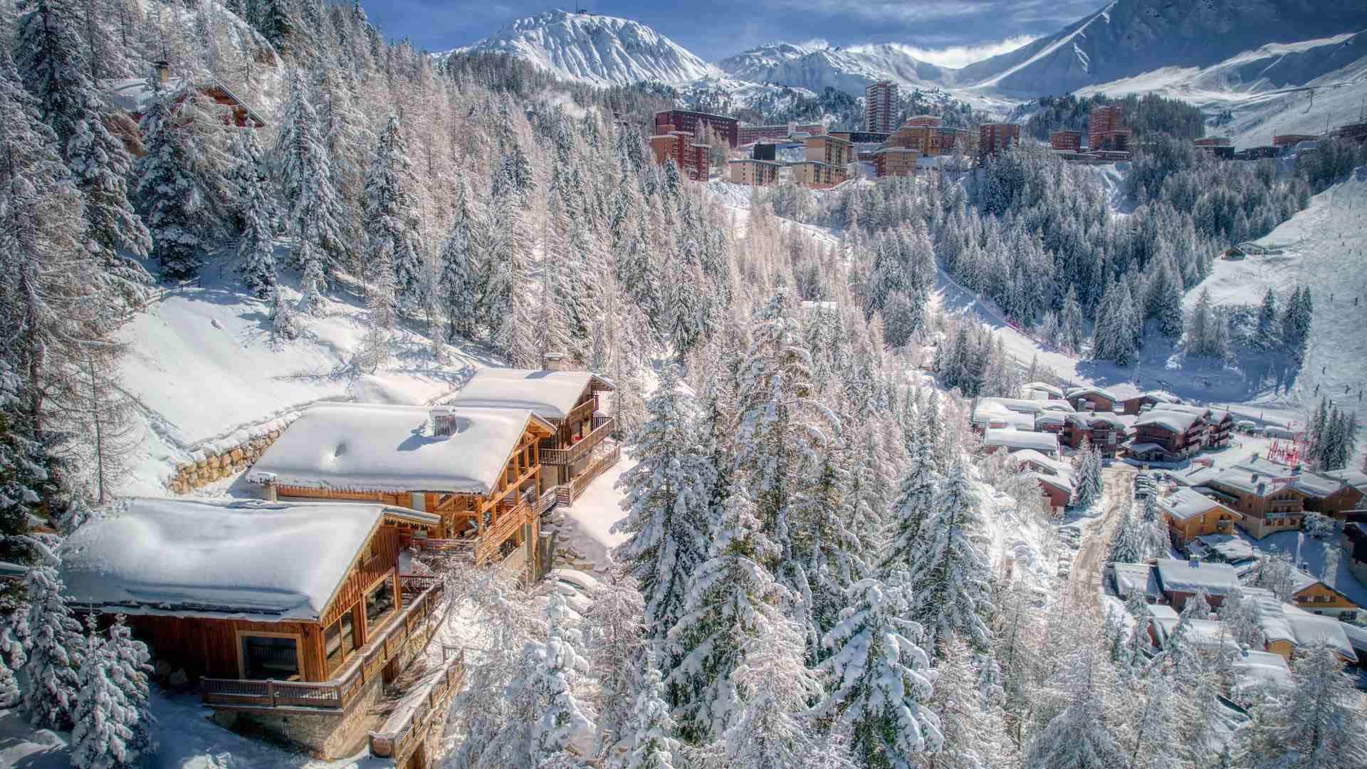 Prime location in Plagne 1800, close to local bars, shops and ski lifts for easy access