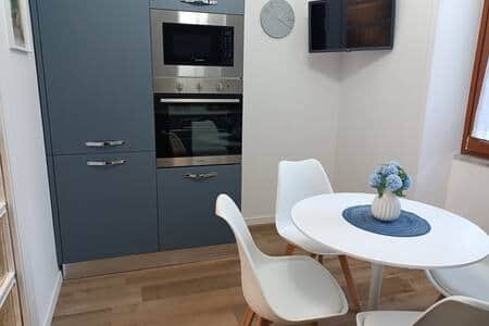 angolo cottura con frigo/congelatore/forno a microonde e forno elettrico