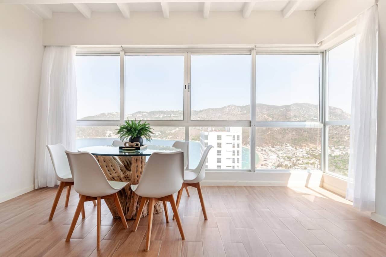 Comedor para 6 personas con vista a la bahía 