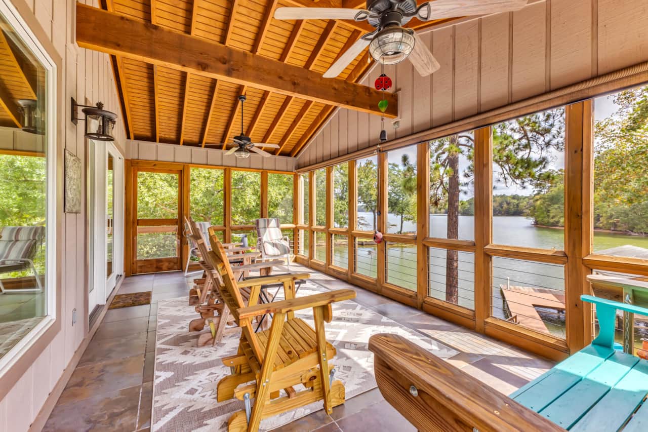 Screen porch w/view
