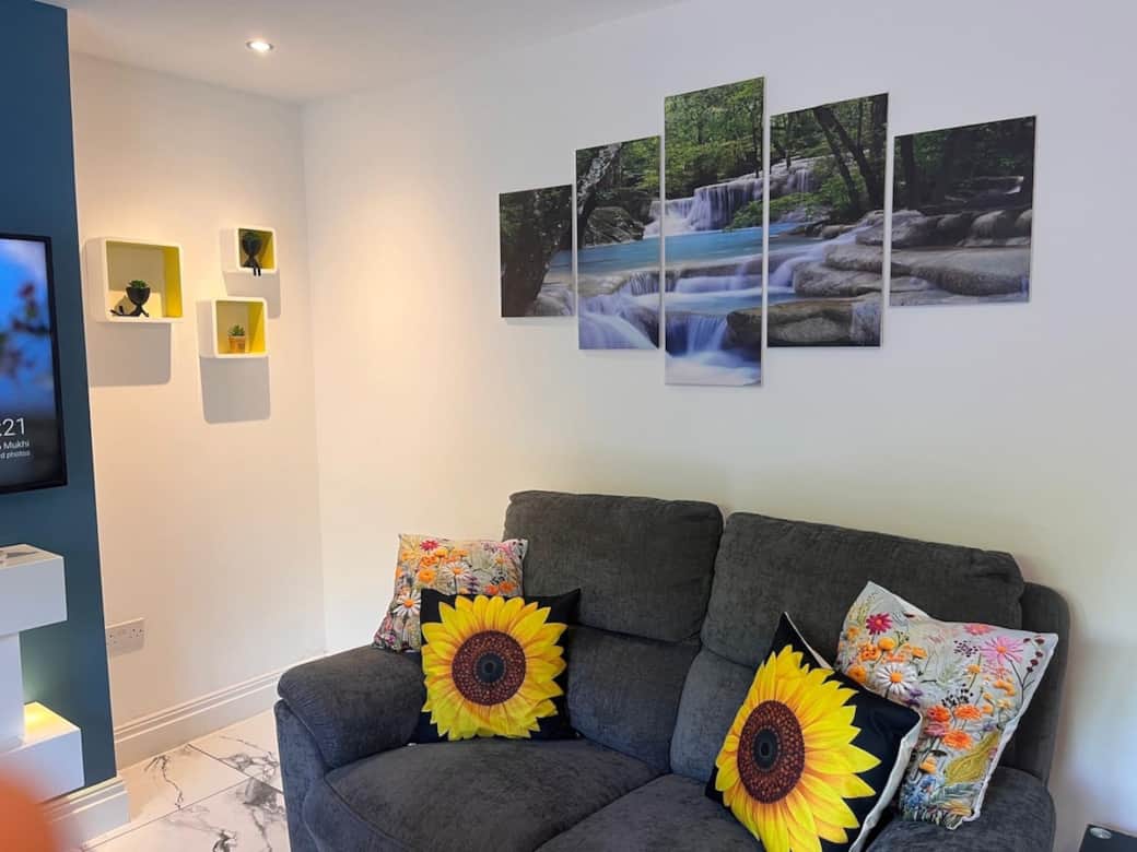 Open plan living room/ dining/kitchen.  Smart 55’ TV on swivel bracket. Recliner settee. Fireplace, Contemporary tiling with Underfloor heating. USB and USB-C outlets….Cozy!!!
Fully equipped kitchen. 