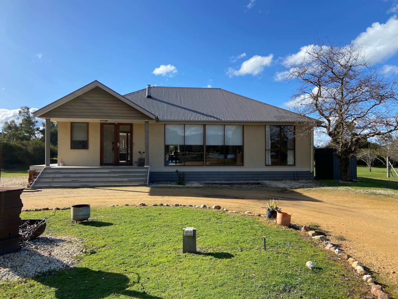 Welcome to our charming 3-bedroom house in Bellfield! Experience comfort and convenience stay!