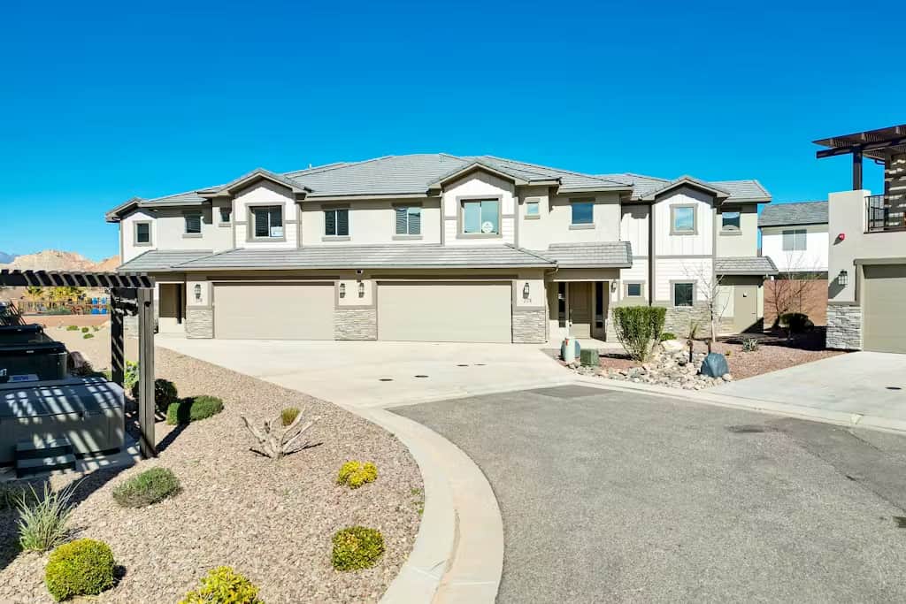 New 3,400 sq. ft. beautifully decorated 6 bedroom 4 1/2 bath, sleeps 21, great for large gatherings New 3,400 sq. ft. beautifully decorated 6 bedroom 4 1/2 bath, sleeps 21, great for large gatherings