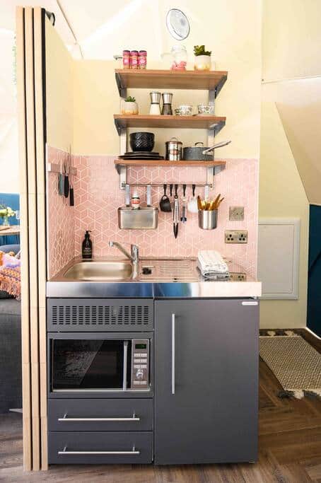Kitchenette & Utensils 