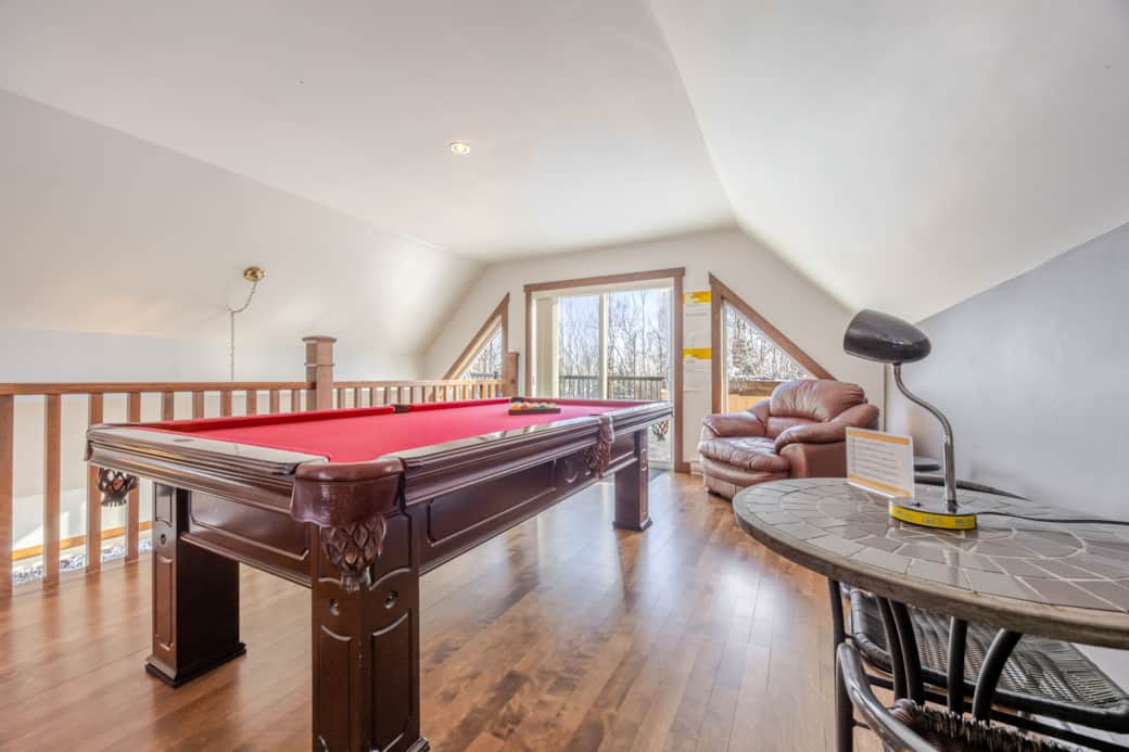 Grande table de billard dans la mezzanine