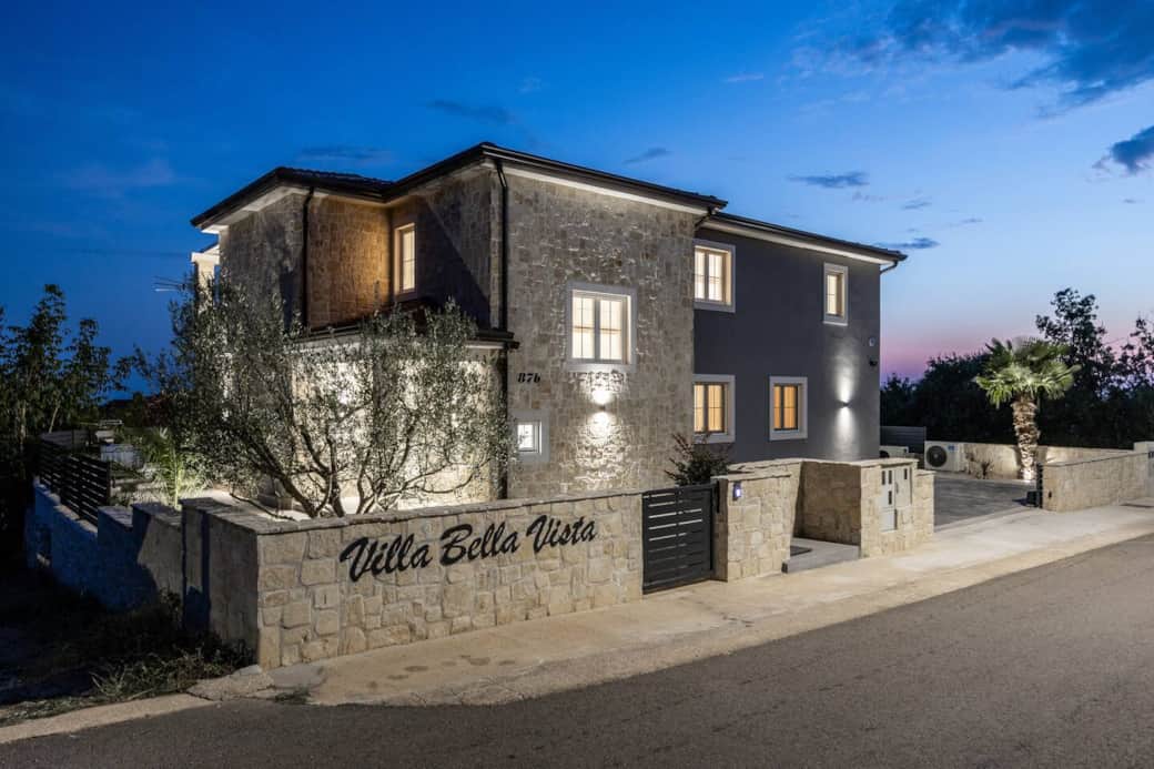 villa-bella-vista-frontbereich-parkplatz-ankunft-abendstimmung-olivenbaum-istrien.jpg