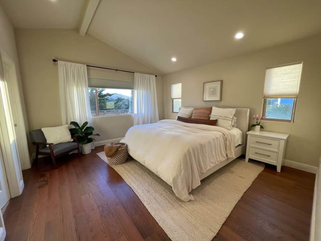 Master Bedroom W/King Bed and private full bathroom 