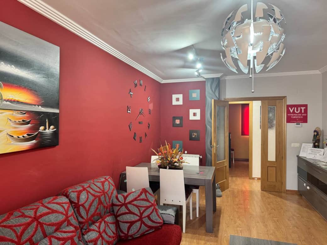 Salón comedor con sofá, mesa y licencia VUT a la vista Salón comedor con sofá, mesa y licencia VUT a la vista