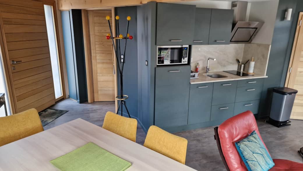 Vue de la cuisine équipée et de l'entrée du gîte