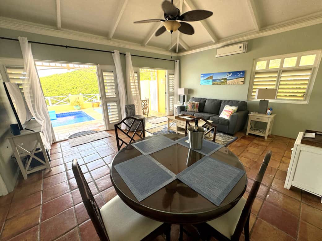 Indoor and outdoor dining for 4