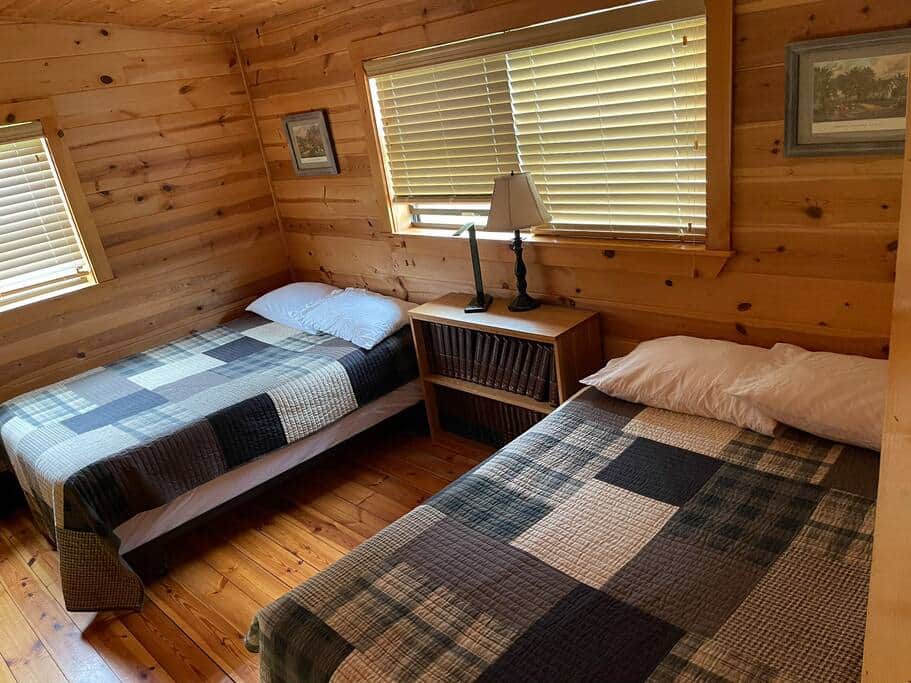 Room 2, twin beds