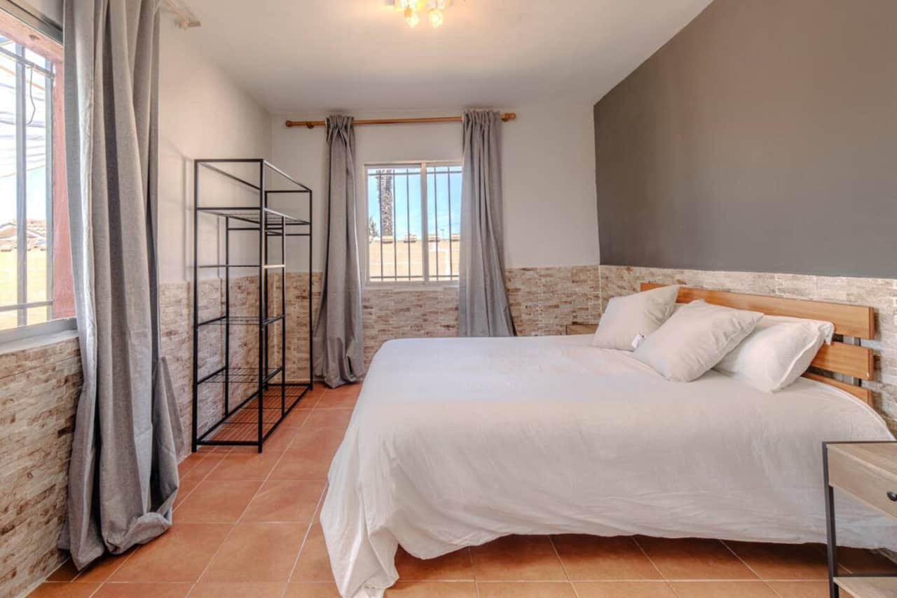 Dormitorio 1 con cama de matrimonio y espacio de paso.