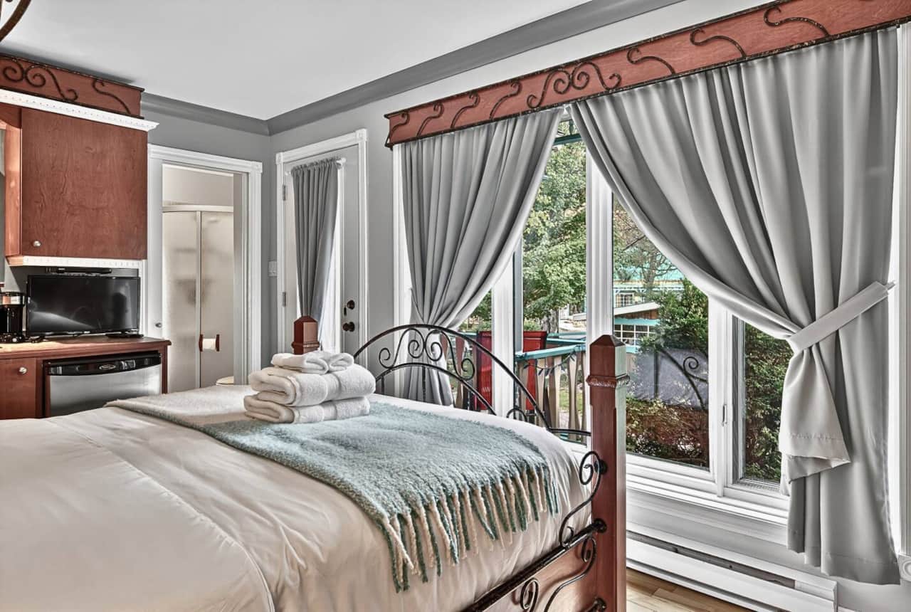 Bedroom (queen bed)