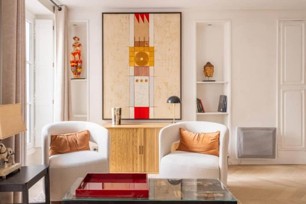 Deux jolies fauteuils confortables et modernes pour vos invités.