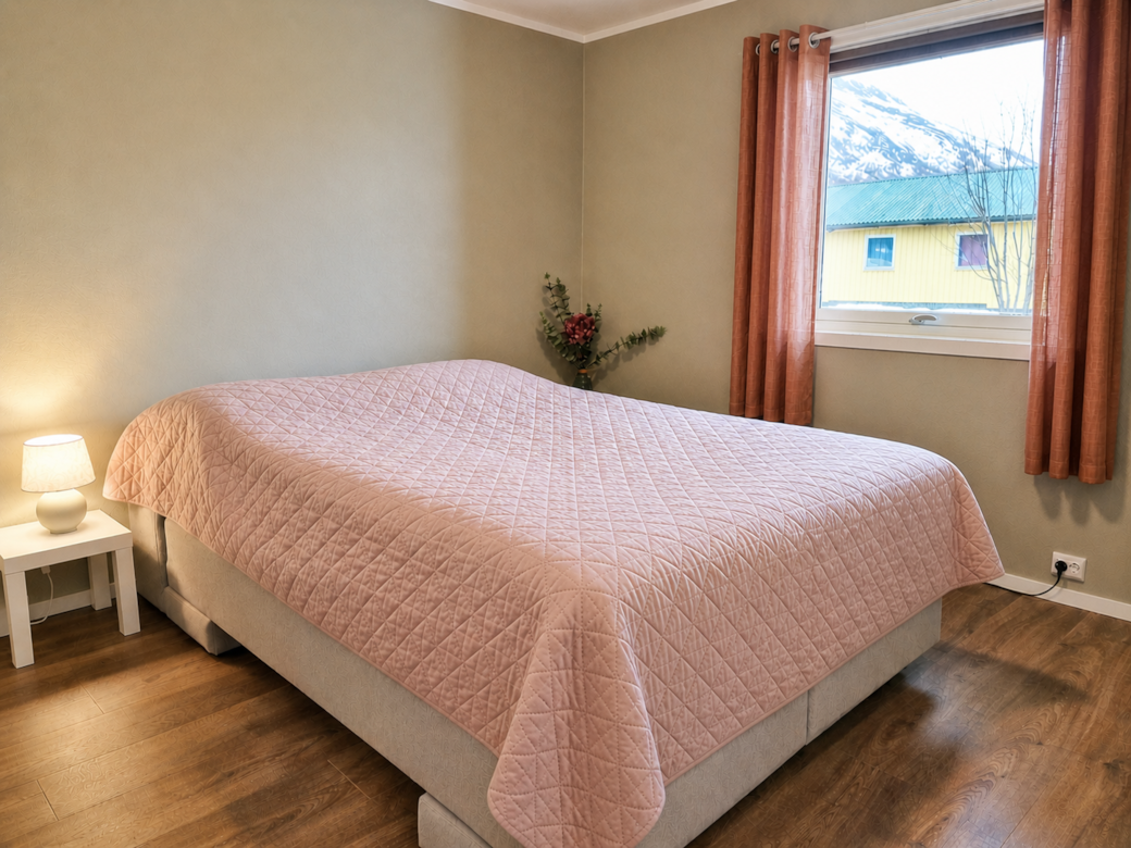 Queen size bed in the main bedroom
