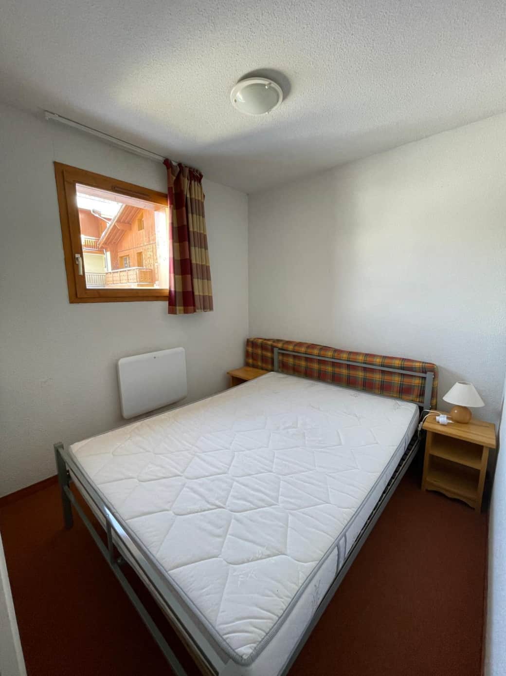 La chambre avec le lit double