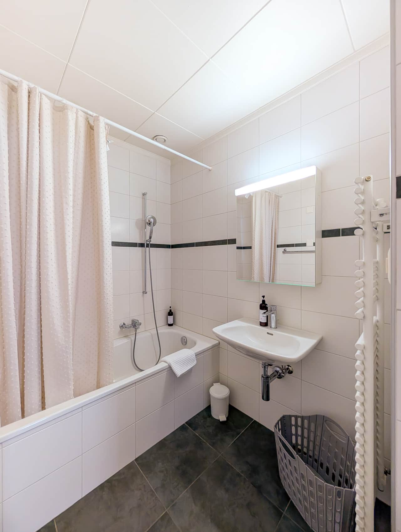 Bathroom equipped with a bathtub.