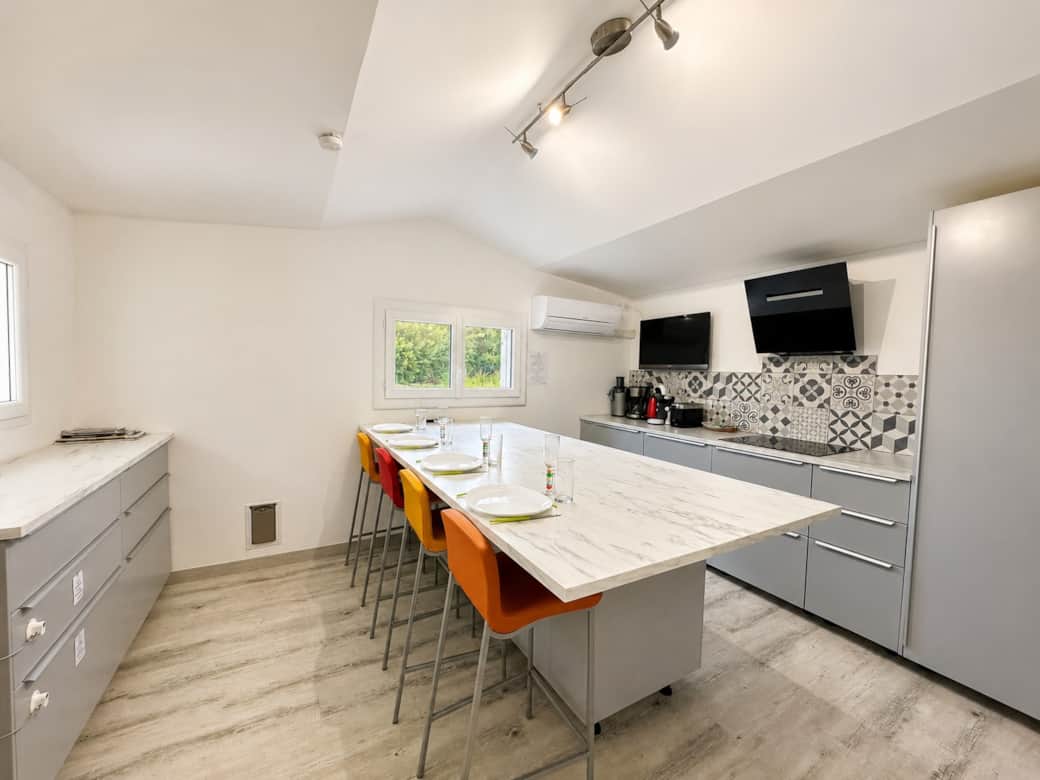 Cuisin, table, chaise, TV